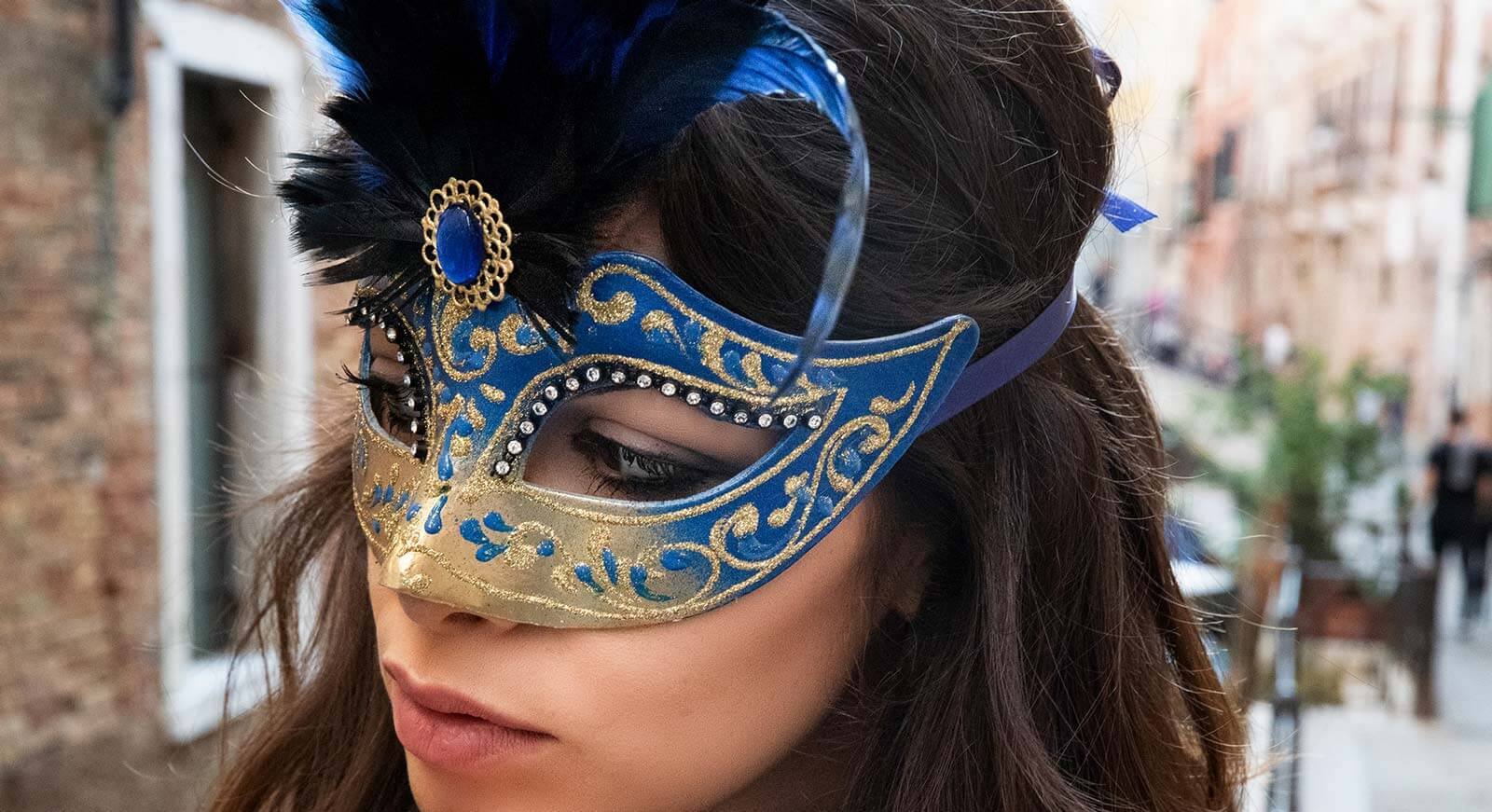 https://www.veneziamaschere.com/wp-content/uploads/2021/12/venetian-masks-with-feathers.jpg